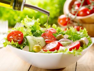 El aceite de oliva es el condimento perfecto para ensaladas
