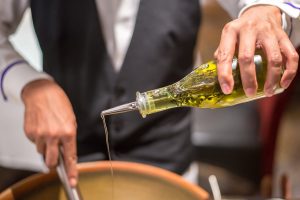 algunos optan por condimentar el aceite de oliva con hierbas frescas, como el romero