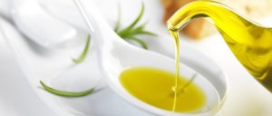 Una porción de aceite de oliva dorado