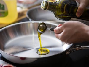 Uno de los principales usos del aceite de oliva es el culinario