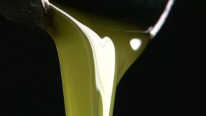 se conoce como aceite verde por su alto contenido de clorofilas y antioxidantes