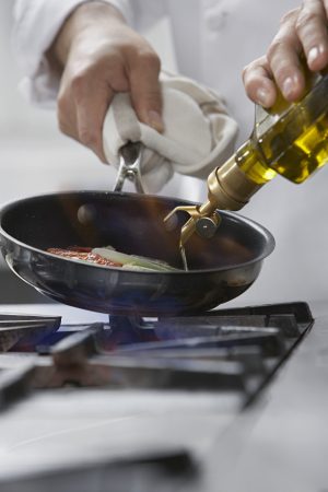 El aceite de orujo de oliva es una alternativa para quienes gusten de cocinar