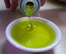 Una muestra de aceite de oliva verde