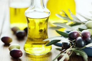 El aceite de oliva y el vino contienen polifenoles, sustancias beneficiosas para el cuerpo
