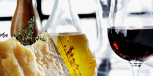 El aceite de oliva y el vino son dos compañeros inseparables