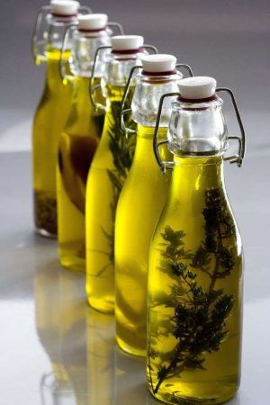 Una forma de lograr aceites aromatizados es con la mezcla en caliente