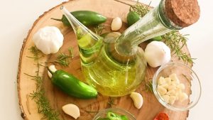 El aceite de oliva aromatizado se elabora junto con hierbas y especies naturales El aceite de oliva aromatizado se elabora junto con hierbas y especies naturales