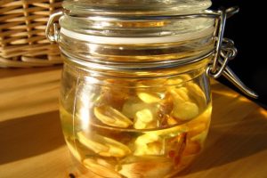 No se deben preparar aceite aromatizado con ajo crudo